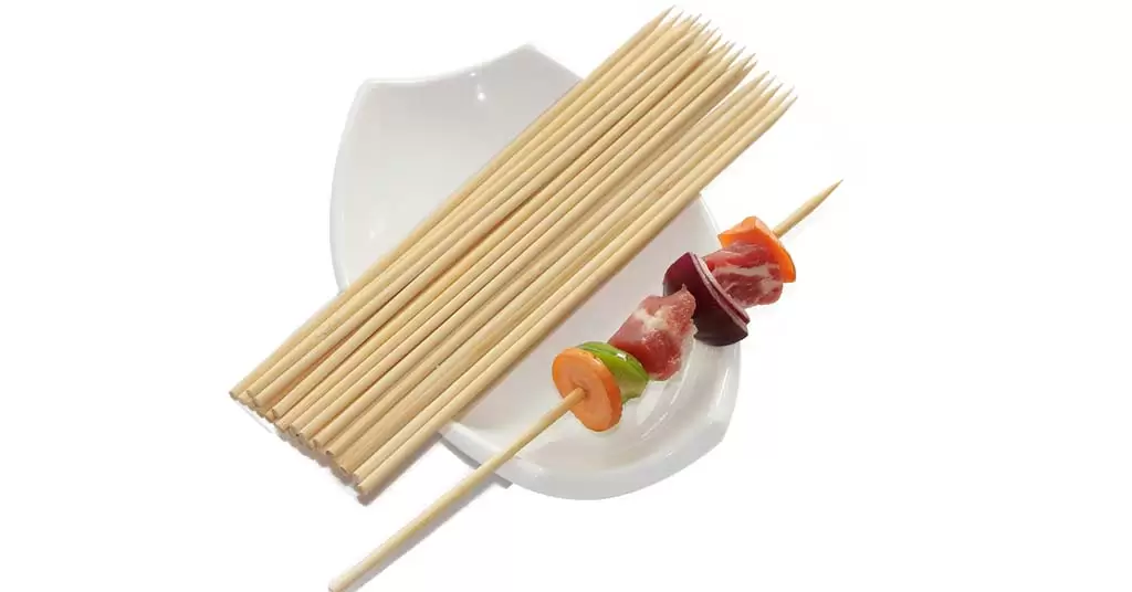 palillos y brochetas de bambu para catering