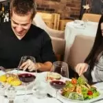 comer sano y rico en un restaurante