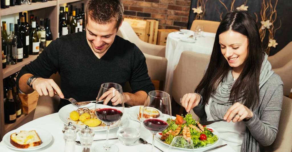 comer sano y rico en un restaurante