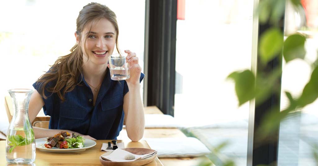 comer sano y rico en un restaurante