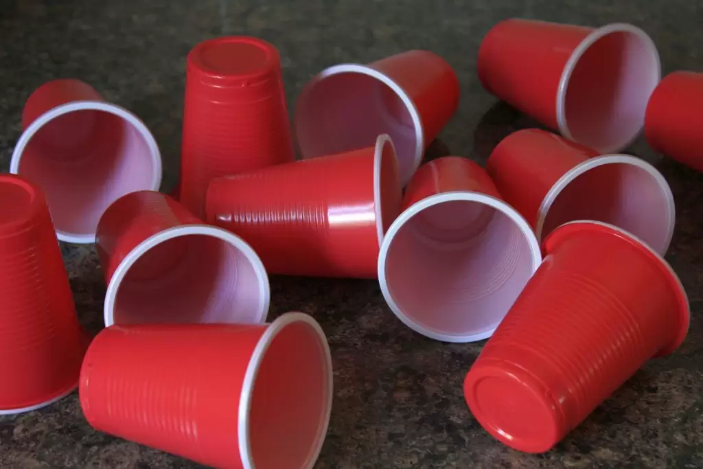 Cómo personalizar vasos de plástico de manera creativa