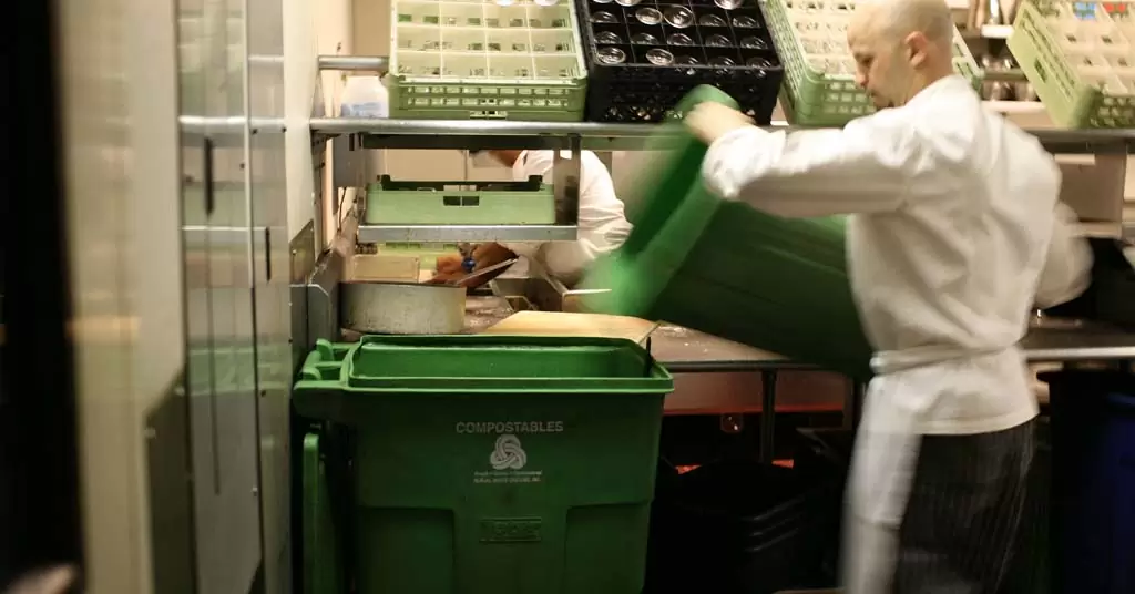 Wie man selbstgemachten Kompost in einem Restaurant herstellt