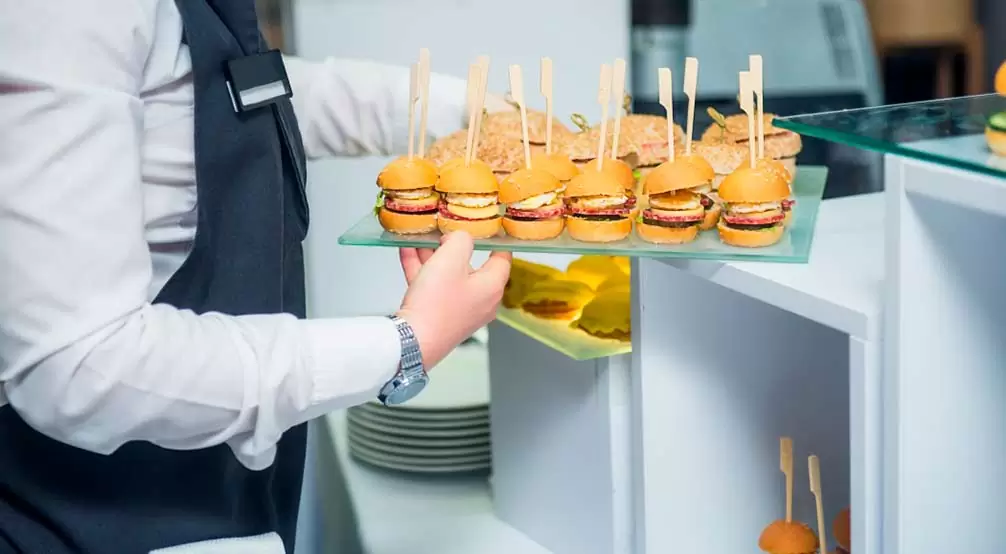 Accesorios de madera para un catering con productos eco