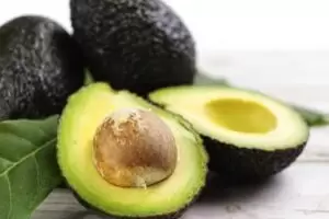 Metodi per far germogliare un pozzo di avocado